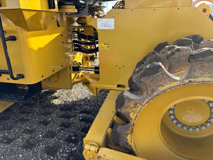 2023-caterpillar-815-image-21