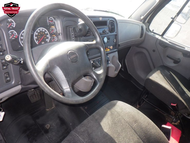 2019-freightliner-m2-106-image-11