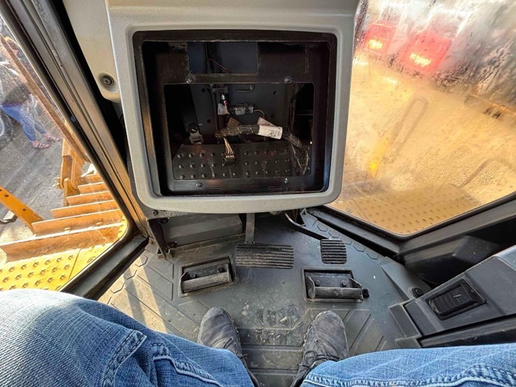 2019-caterpillar-d8t-image-53