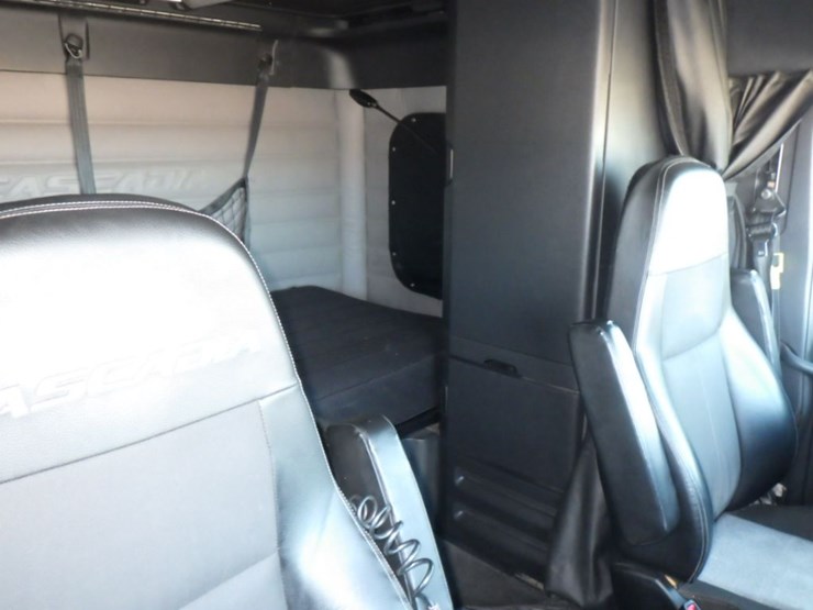 2019-freightliner-cascadia-126-image-5