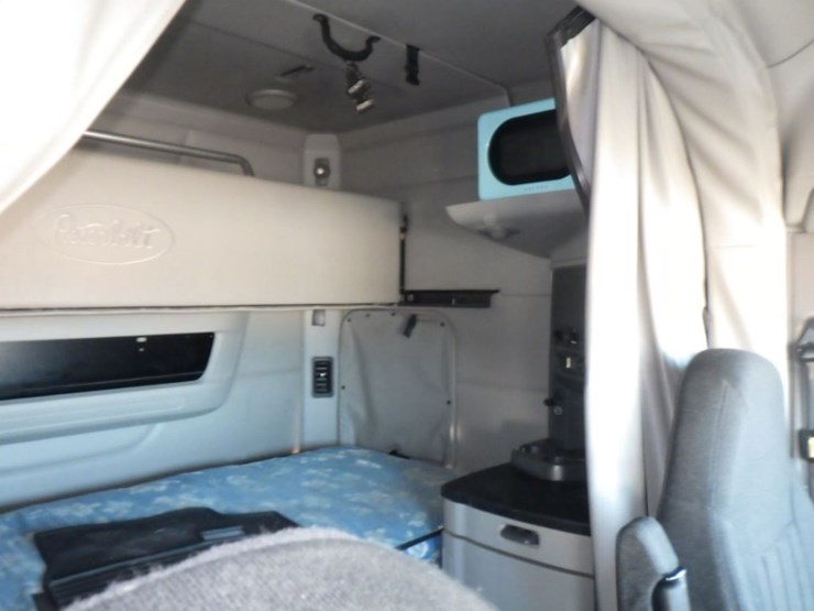 2019-peterbilt-579-image-4