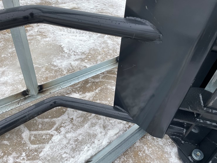 #2367-•-wolverine-hydraulic-bale-squeeze-attachment-image-22