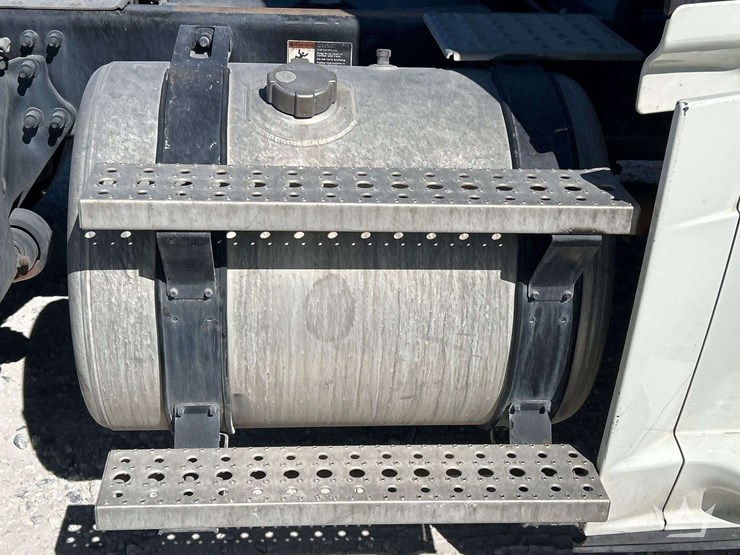 2016-freightliner-cascadia-125-image-28