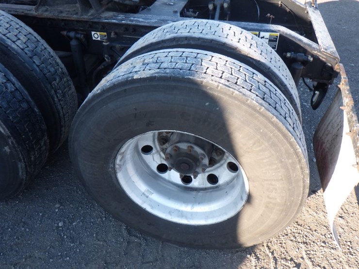 2017-peterbilt-579-image-10