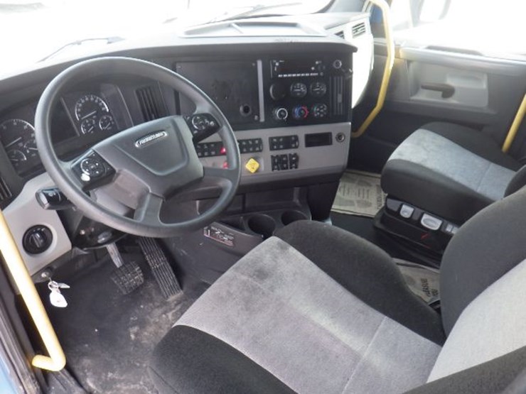 2022-freightliner-cascadia-126-image-18