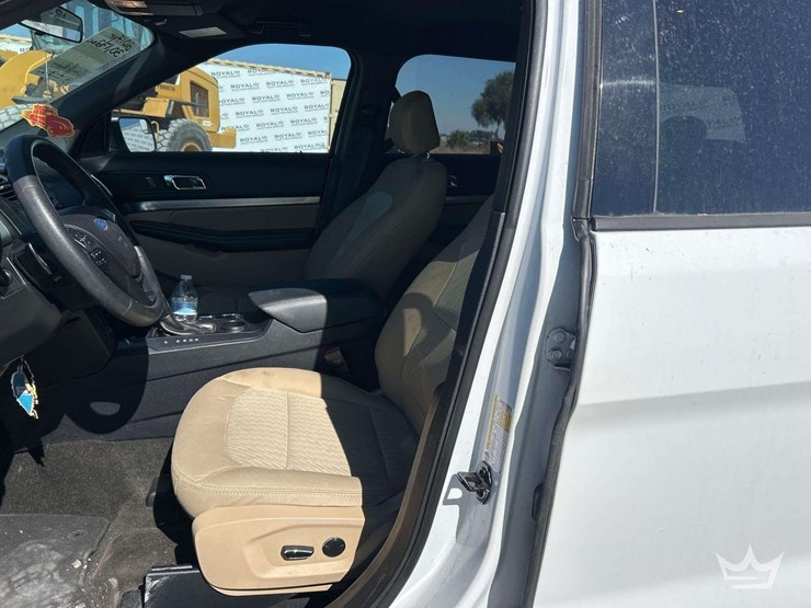 2016-ford-explorer-image-13