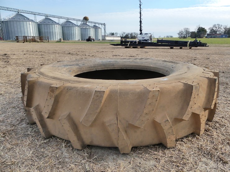 11r24.5-pivot-tire-image-1