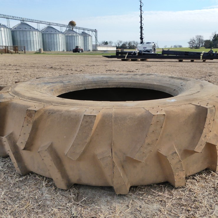 11R24.5 Pivot Tire