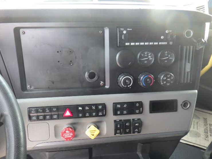 2022-freightliner-cascadia-126-image-20