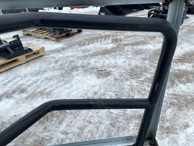 #2367-•-wolverine-hydraulic-bale-squeeze-attachment-image-24