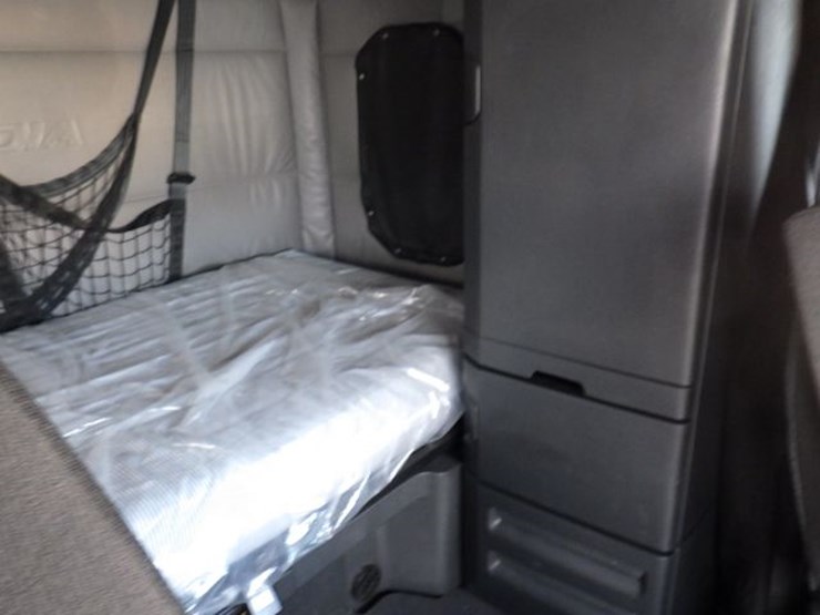 2022-freightliner-cascadia-126-image-5