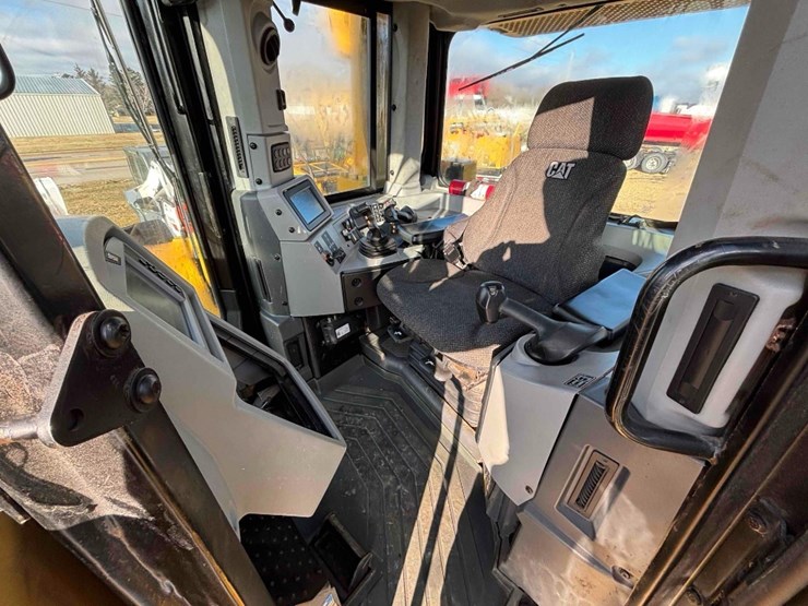 2019-caterpillar-d8t-image-40