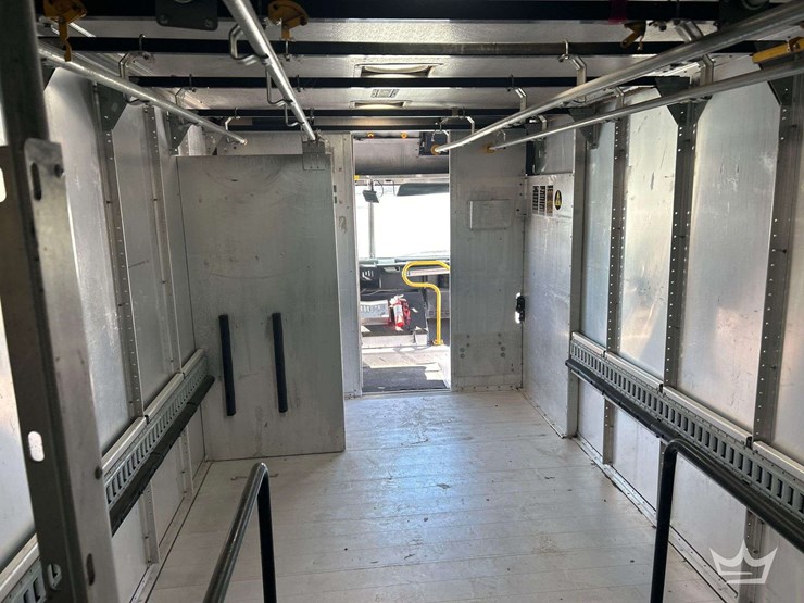 2010-workhorse-w62-image-17