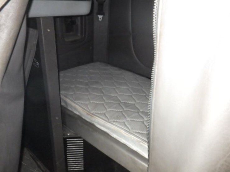 2014-peterbilt-386-image-23