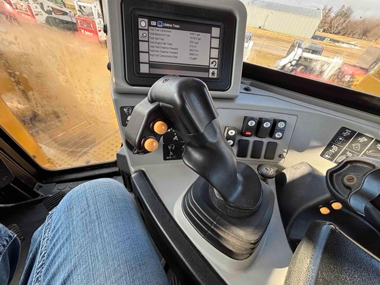 2019-caterpillar-d8t-image-48