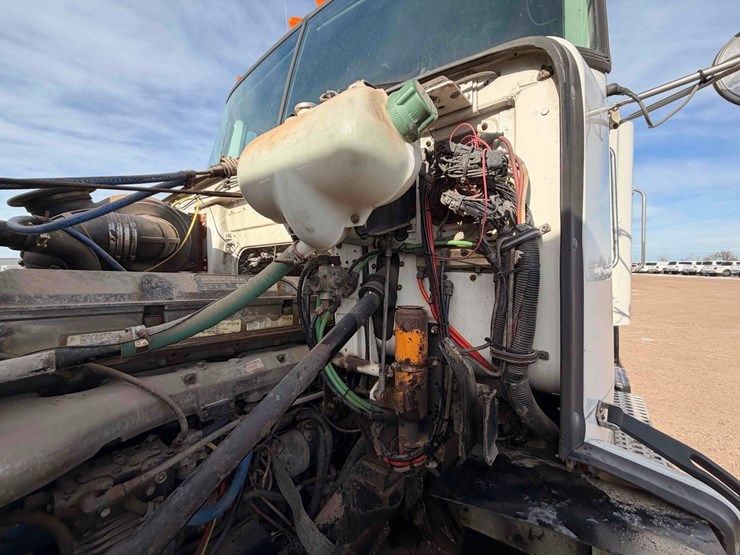 1994-volvo-truck-tractor-image-11