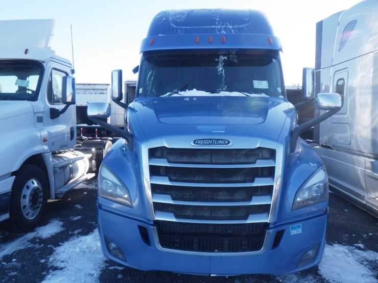 2019-freightliner-cascadia-126-image-2