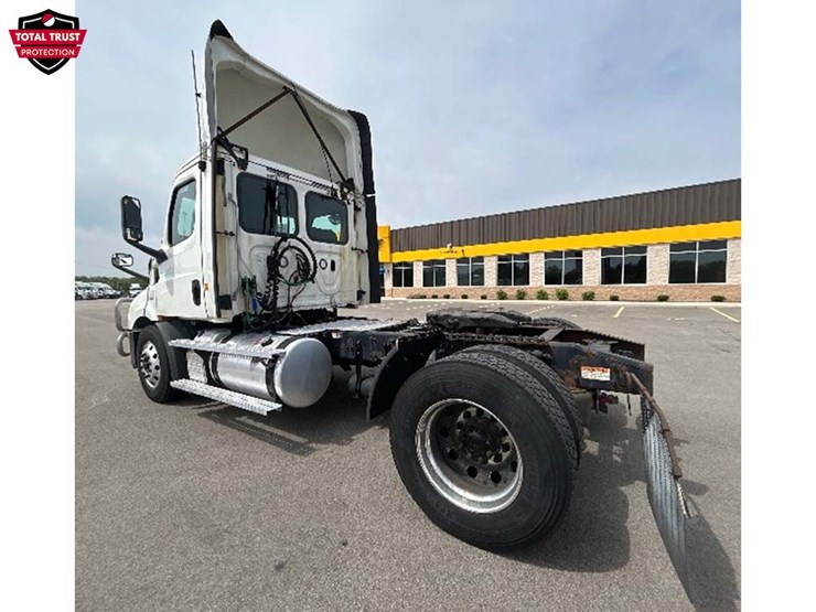 2020-freightliner-cascadia-116-image-2