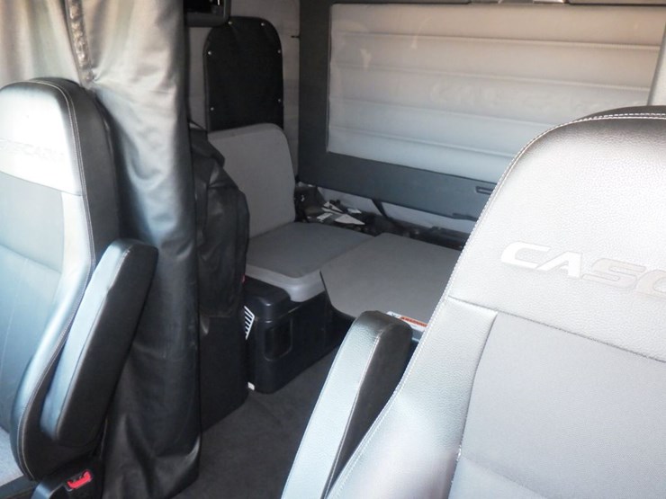 2019-freightliner-cascadia-126-image-18