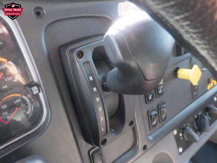 2019-freightliner-m2-106-image-12