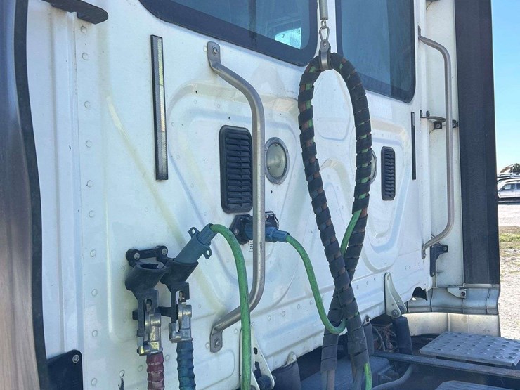 2016-freightliner-cascadia-125-image-21