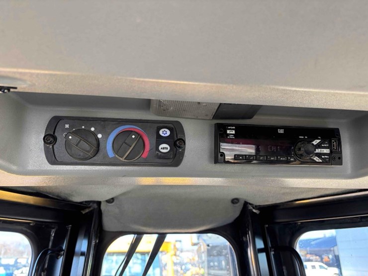 2020-caterpillar-d8t-image-36