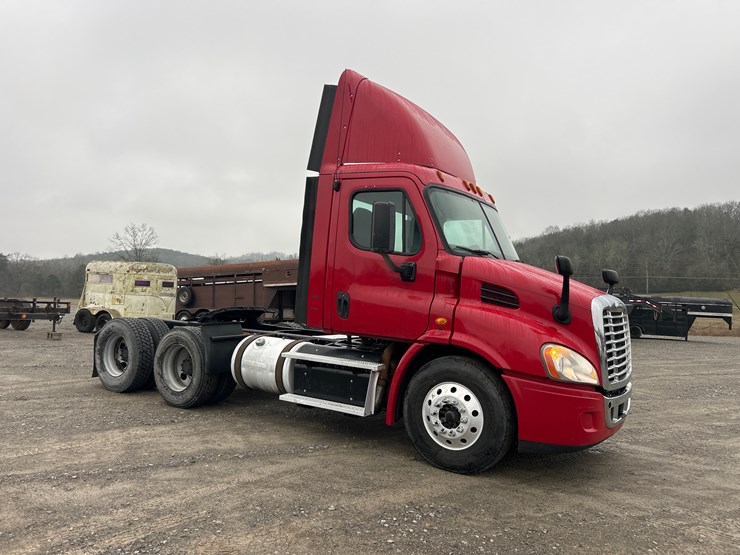2013-freightliner-cascadia-113-image-4