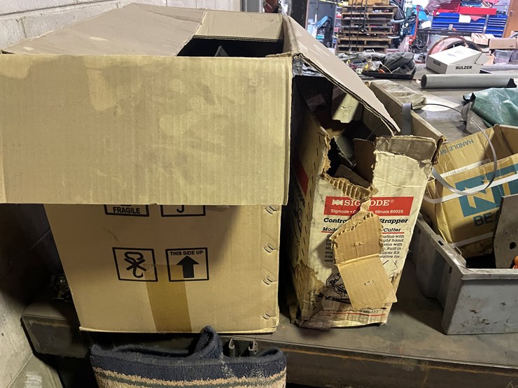 #7009-•-contents-on-top-of-oven-image-13