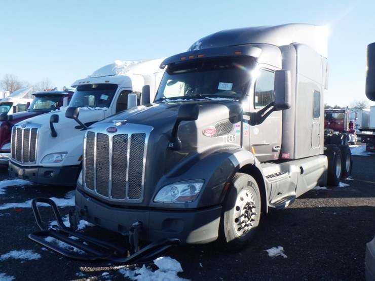 2019-peterbilt-579-image-1