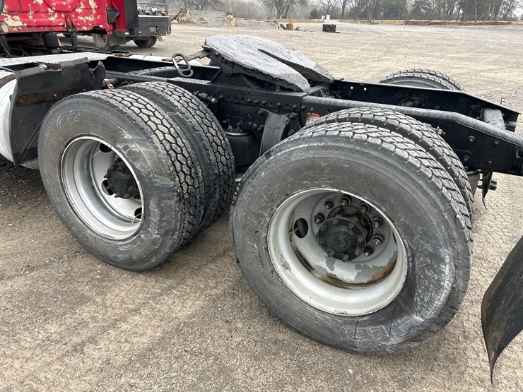 2013-freightliner-cascadia-113-image-8