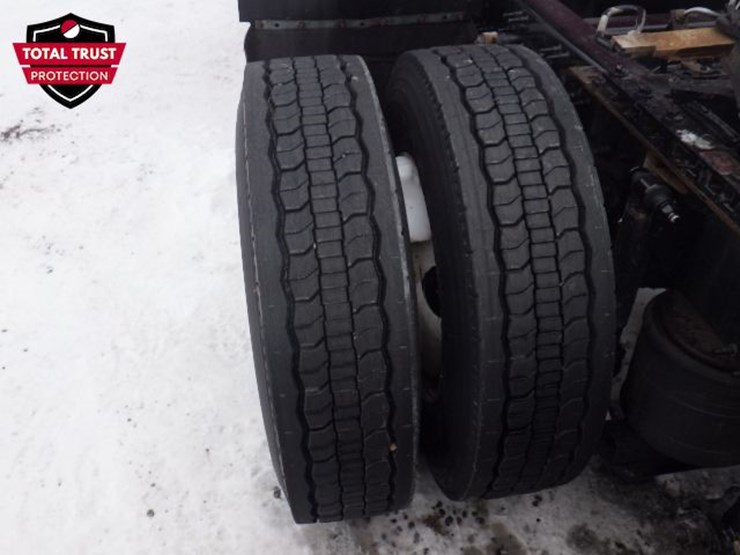 2022-volvo-vnl-300-image-13