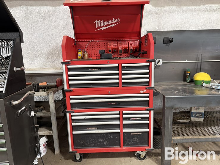 milwaukee-41"-high-capacity-steel-toolbox-image-2