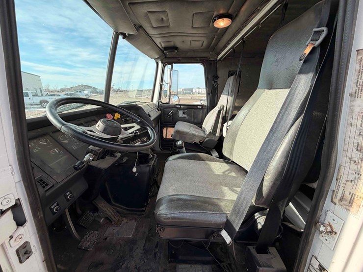 1994-volvo-truck-tractor-image-20