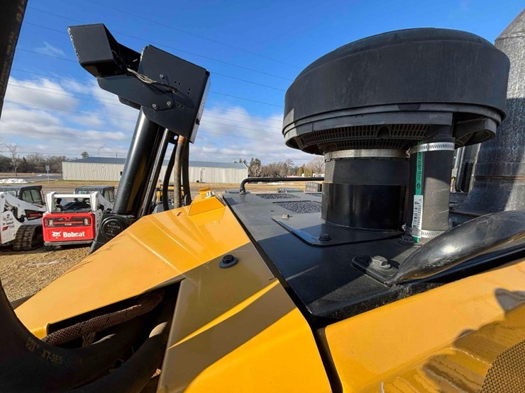 2019-caterpillar-d8t-image-36