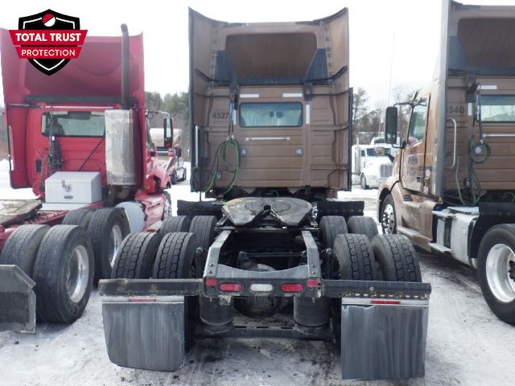 2022-volvo-vnl-300-image-10