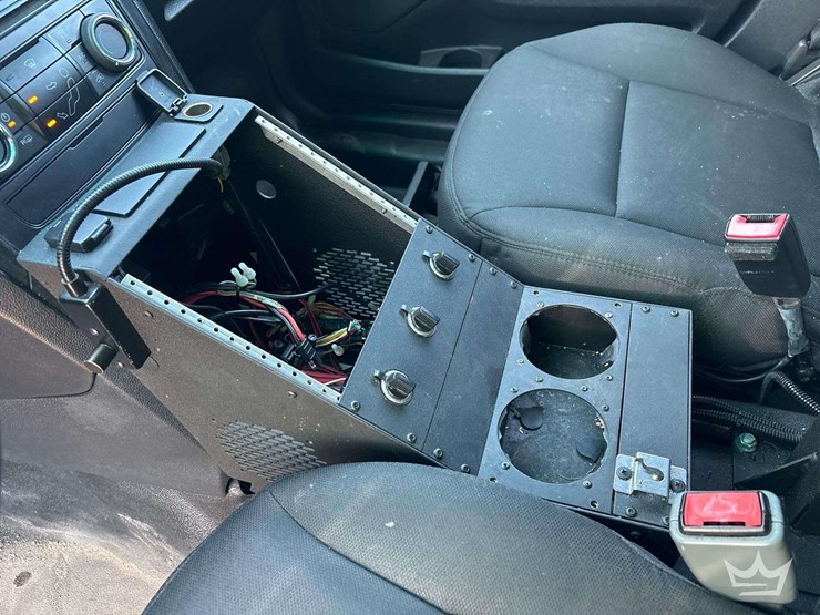 2016-ford-explorer-image-16