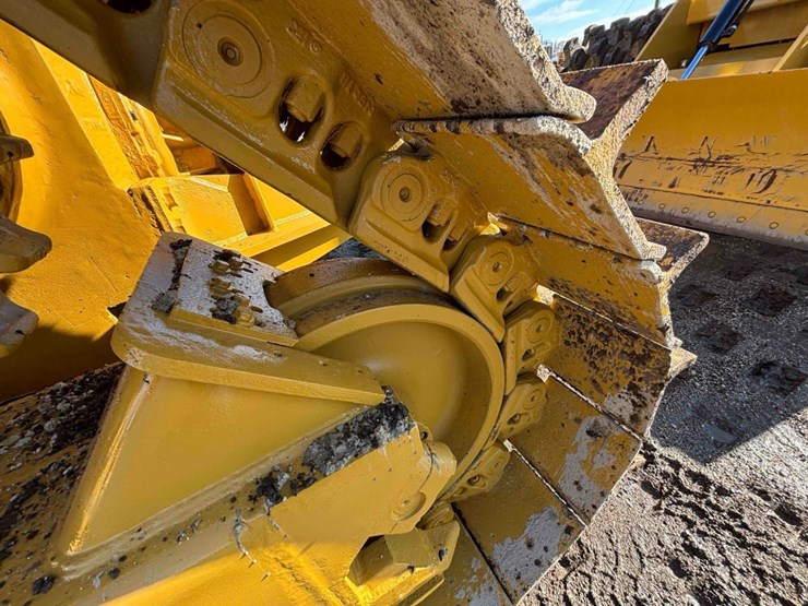2020-caterpillar-d8t-image-16