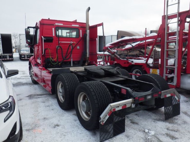 2023-volvo-vnl-300-image-11