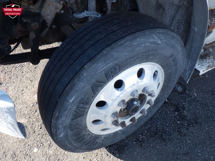 2019-freightliner-m2-106-image-16