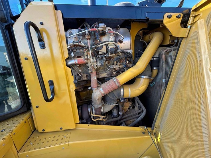 2020-caterpillar-d8t-image-42