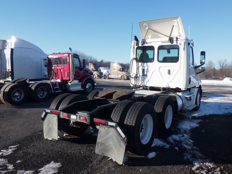 2018-freightliner-cascadia-126-image-7