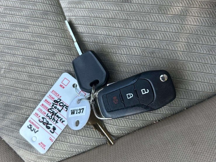 2016-ford-explorer-image-25