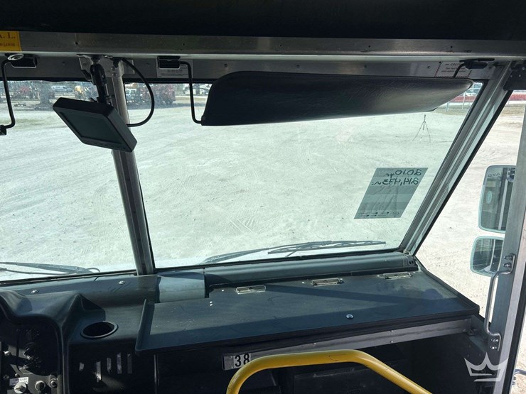 2010-workhorse-w62-image-14