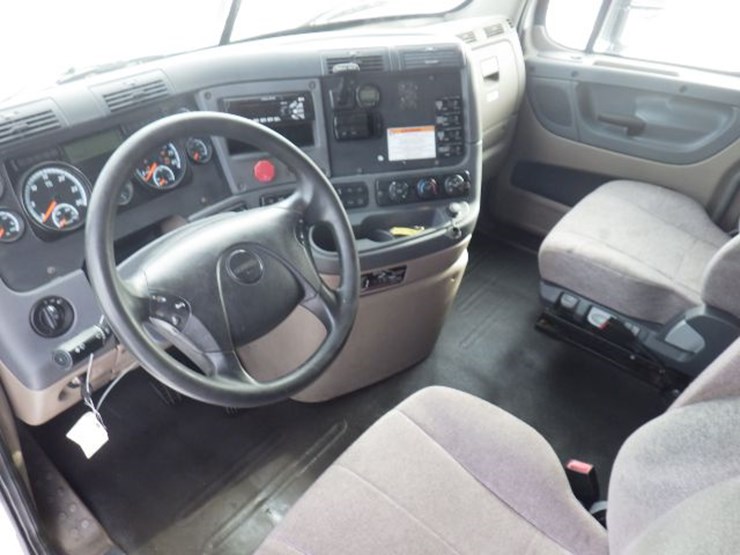 2016-freightliner-cascadia-125-image-16