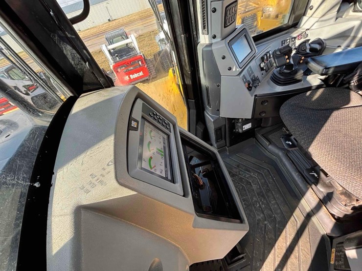 2019-caterpillar-d8t-image-42