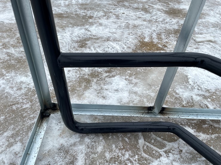 #2367-•-wolverine-hydraulic-bale-squeeze-attachment-image-21