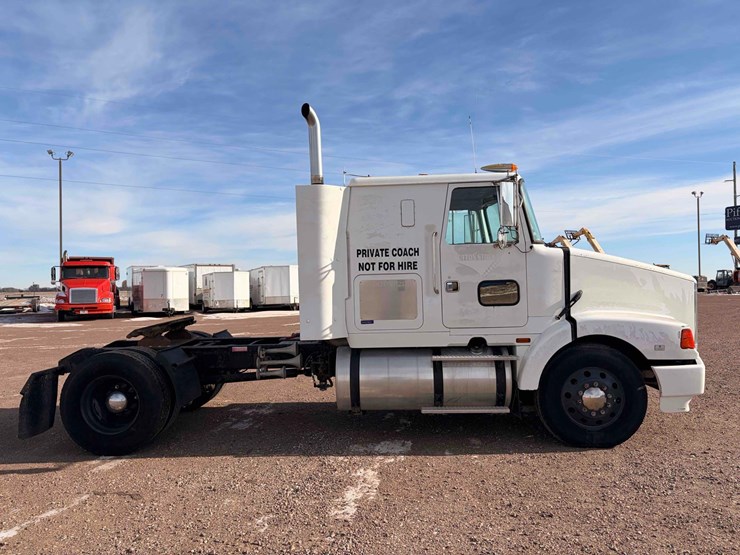 1994-volvo-truck-tractor-image-6