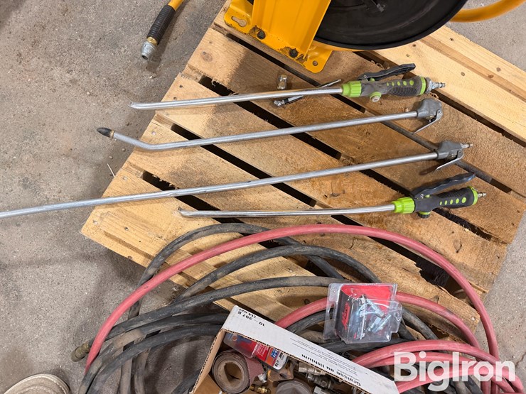 dewalt-air-hose-reel-w/accessories-image-10