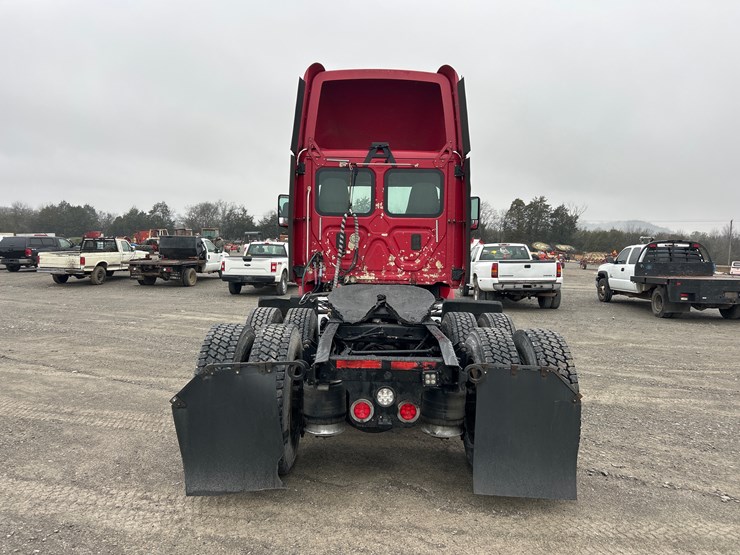 2013-freightliner-cascadia-113-image-6