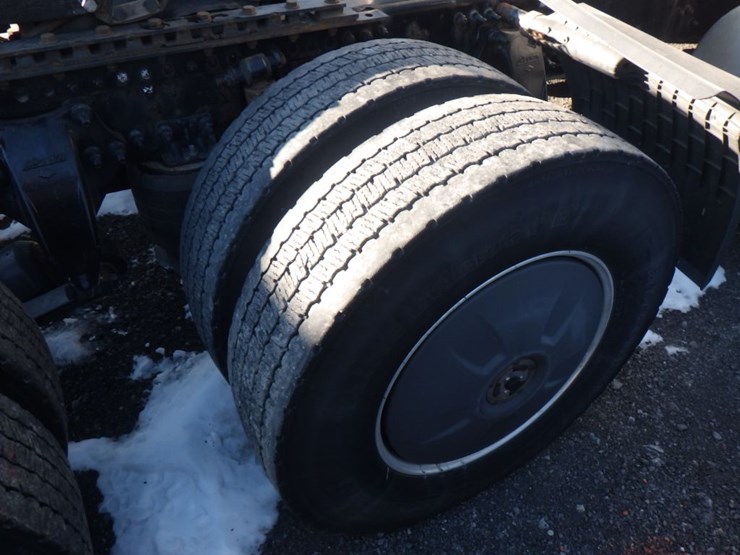 2019-freightliner-cascadia-126-image-7